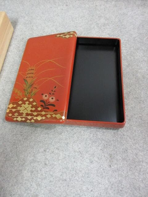 桑原謹製大内塗朱塗金彩蒔絵花柄文庫と硯箱と小物入れの3点共箱付 [B25507]