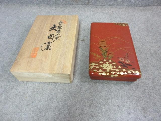 桑原謹製大内塗朱塗金彩蒔絵花柄文庫と硯箱と小物入れの3点共箱付 [B25507]