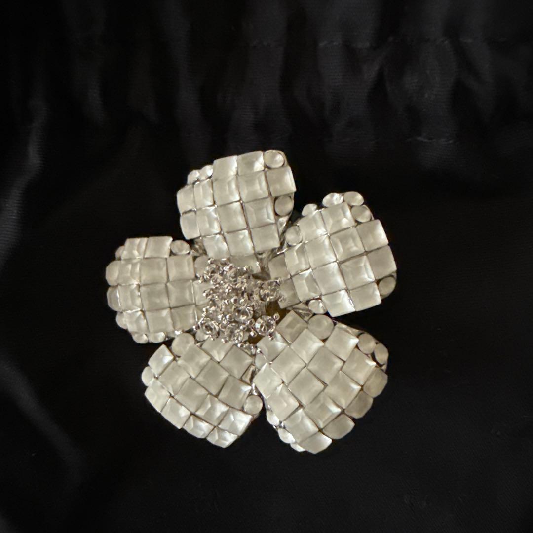 FOXEY ホワイト花モチーフブローチ　美品　袋付き