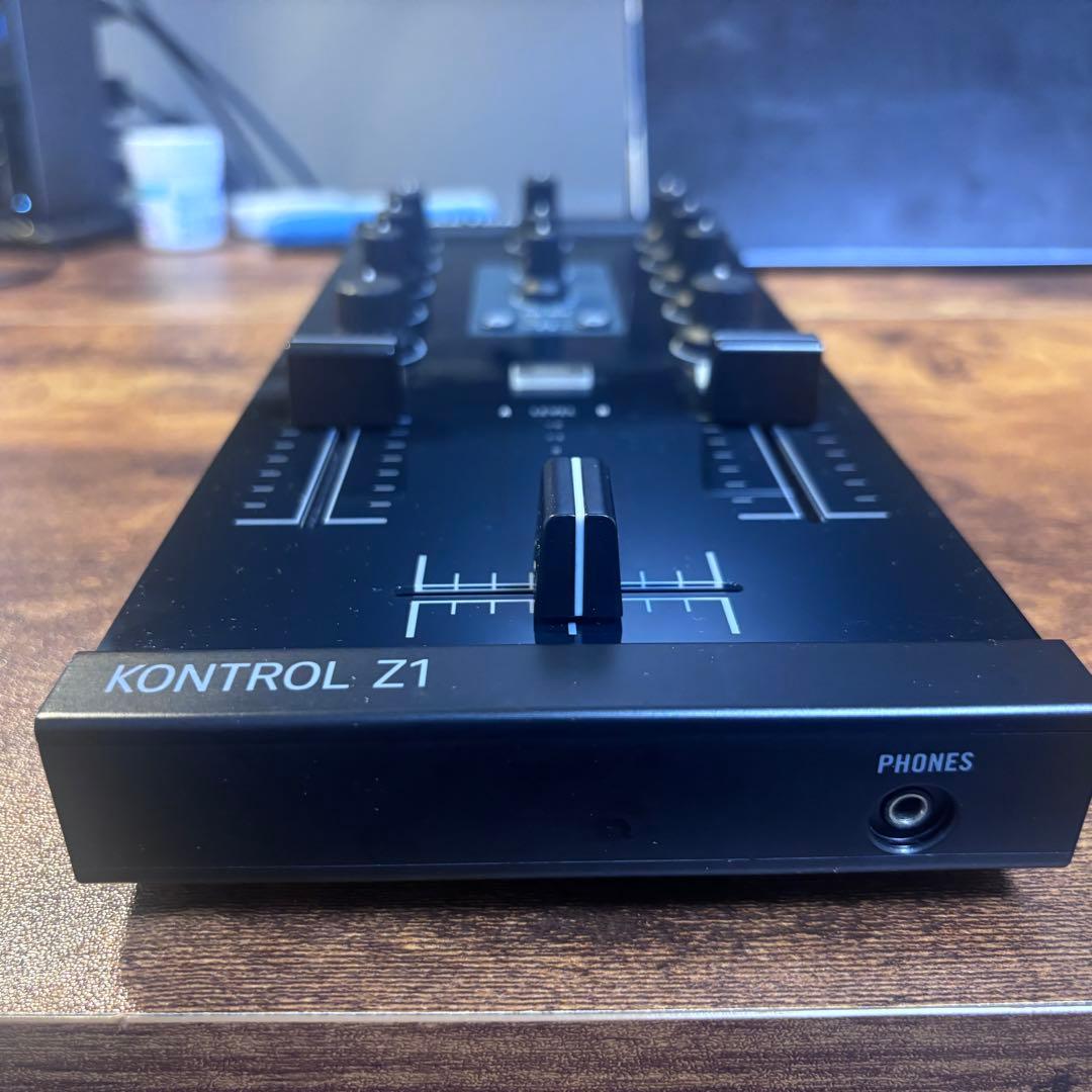 TRAKTOR KONTROL Z1 DJミキサー