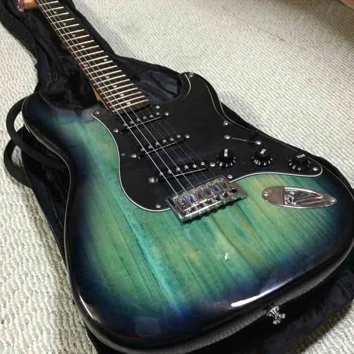 美品 エレキギター (ストラトキャスター)おまけ付き