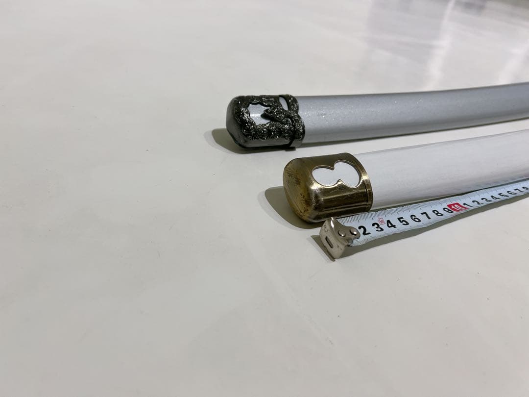 白色と銀色の二刀流刀　金属刀と木製刀の2本セット