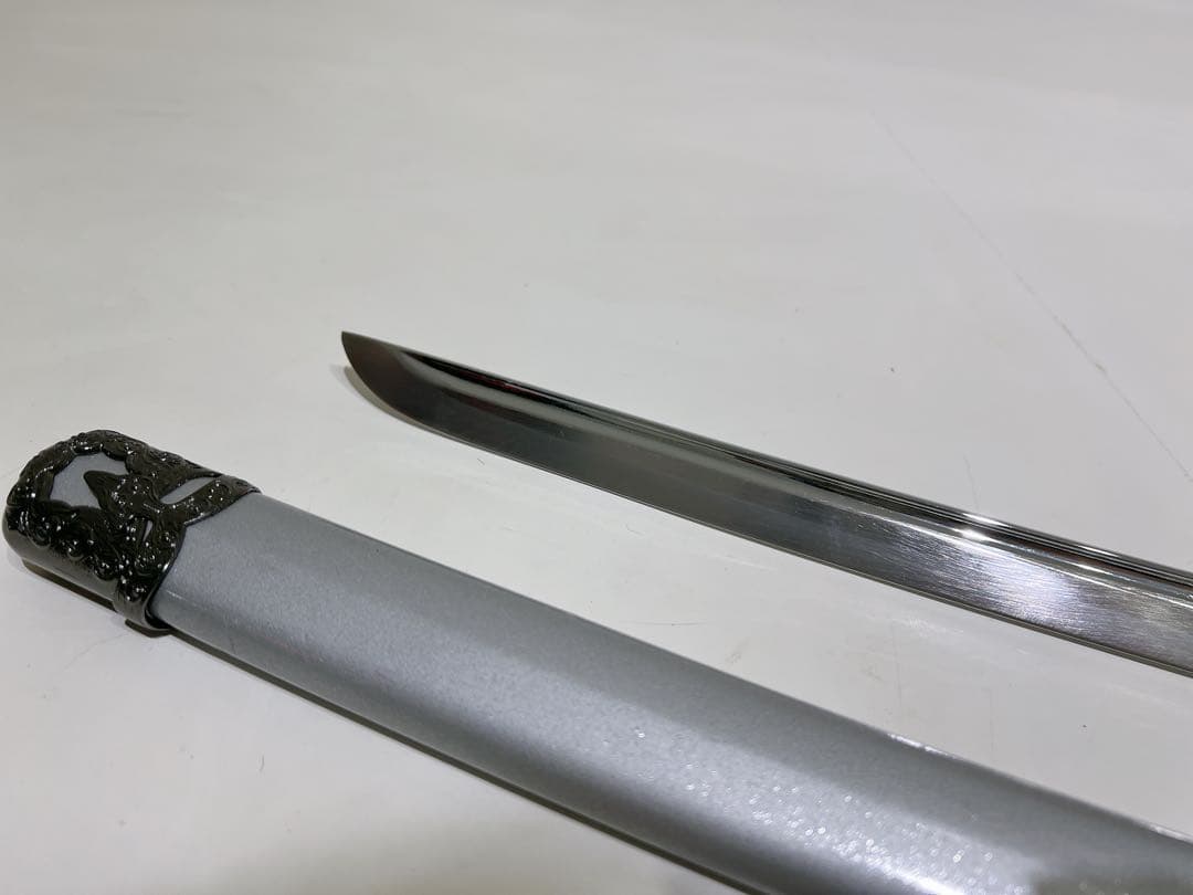 白色と銀色の二刀流刀　金属刀と木製刀の2本セット