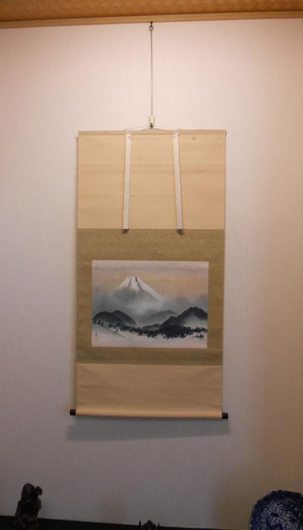 掛け軸 横山大観 霊峰富士図 絹本 名品 複製 希少 軸装 茶道具 掛軸  です