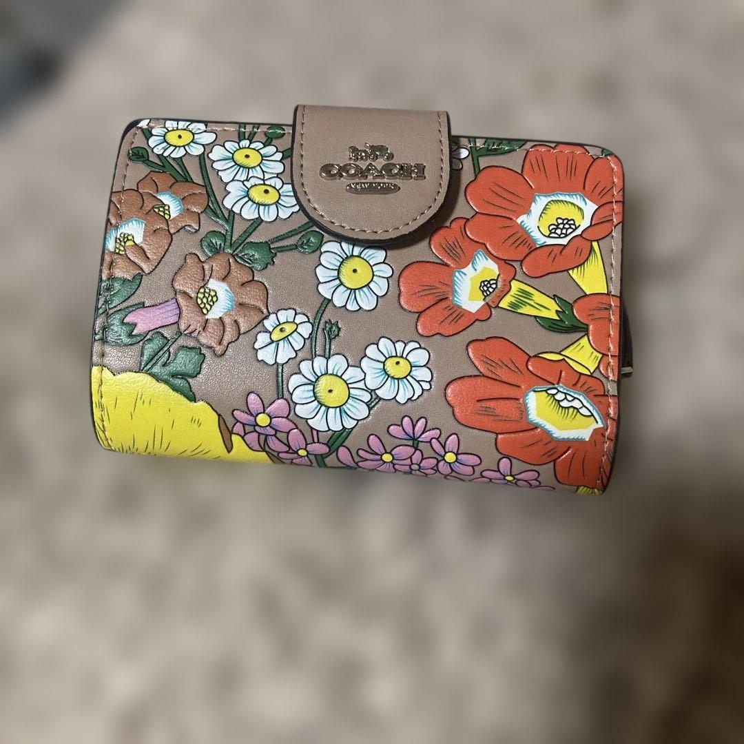新品】コーチ ミディアムコーナージップウォレット・フローラルプリント