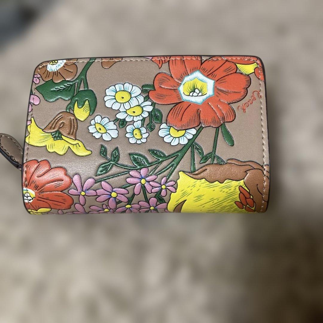 新品】コーチ ミディアムコーナージップウォレット・フローラルプリント