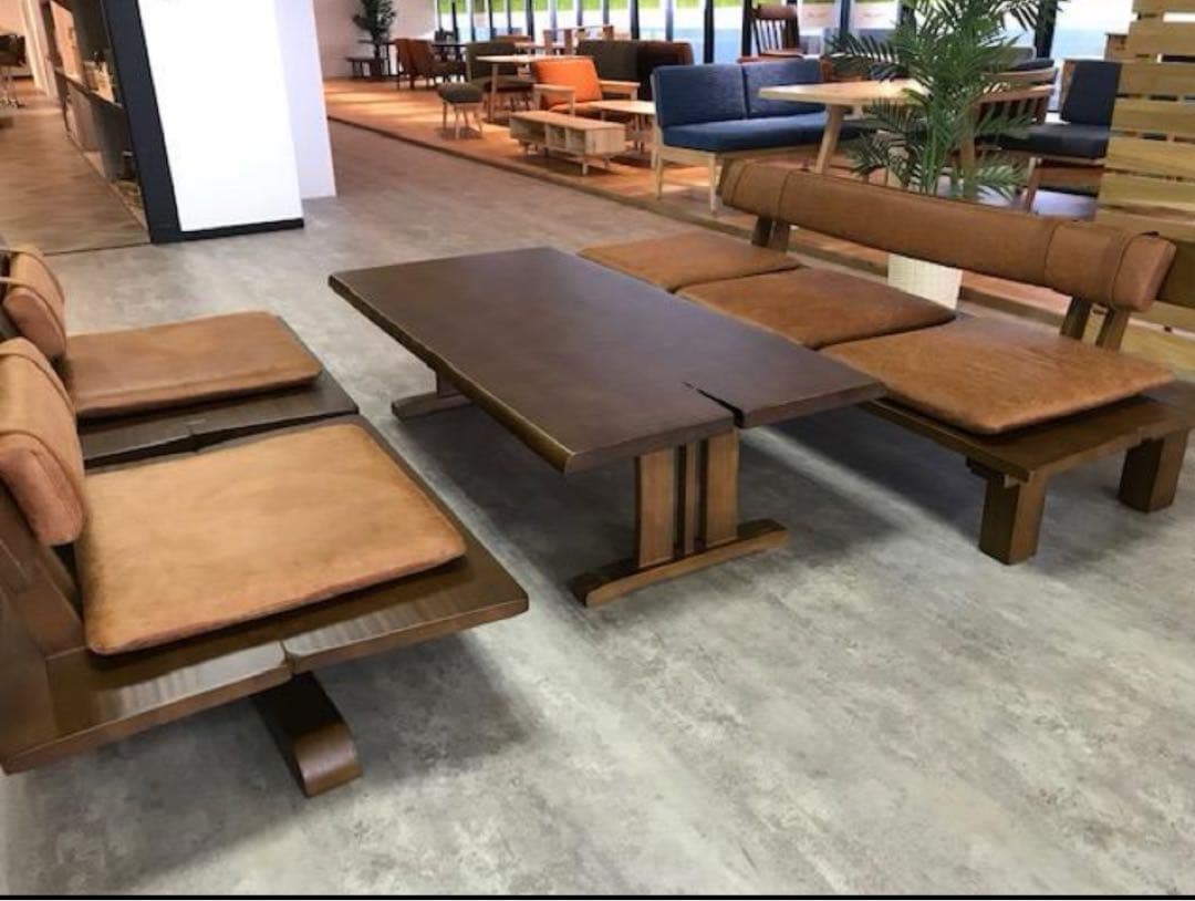 ①ダイニングテーブル