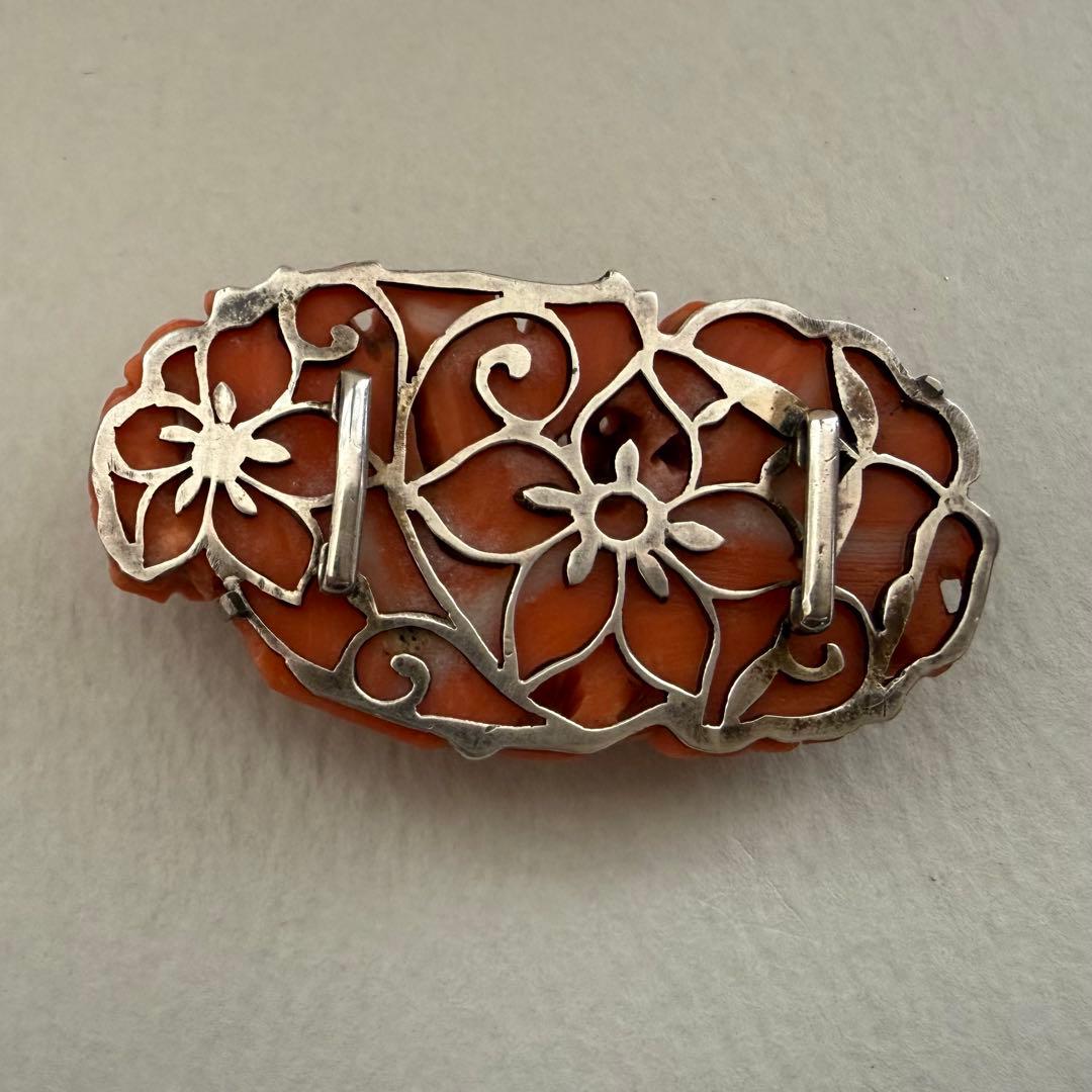 アンティーク珊瑚帯留　花籠　美しい彫り　台は合金