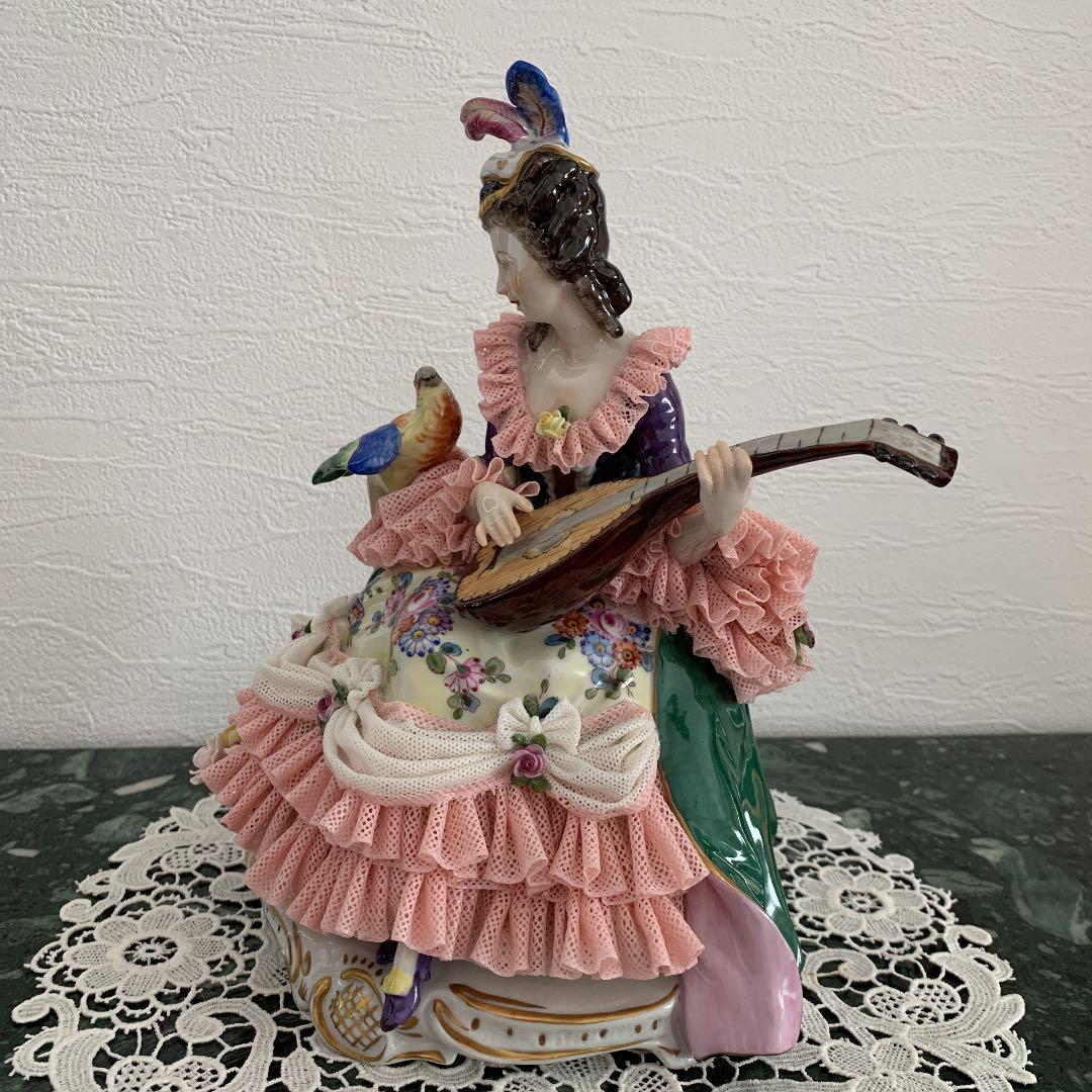 ドレスデン人形　「楽器を弾く貴婦人とオウム」