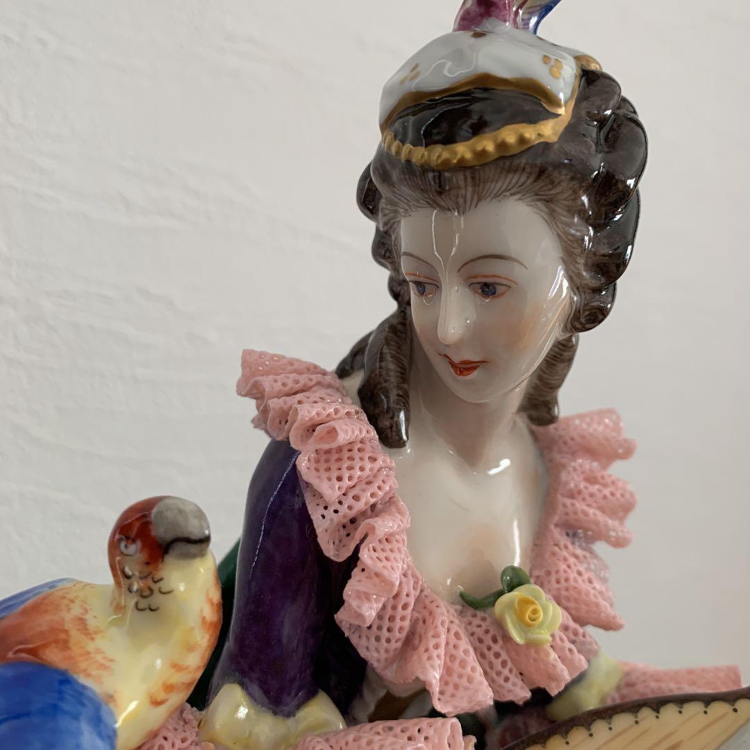 ドレスデン人形　「楽器を弾く貴婦人とオウム」