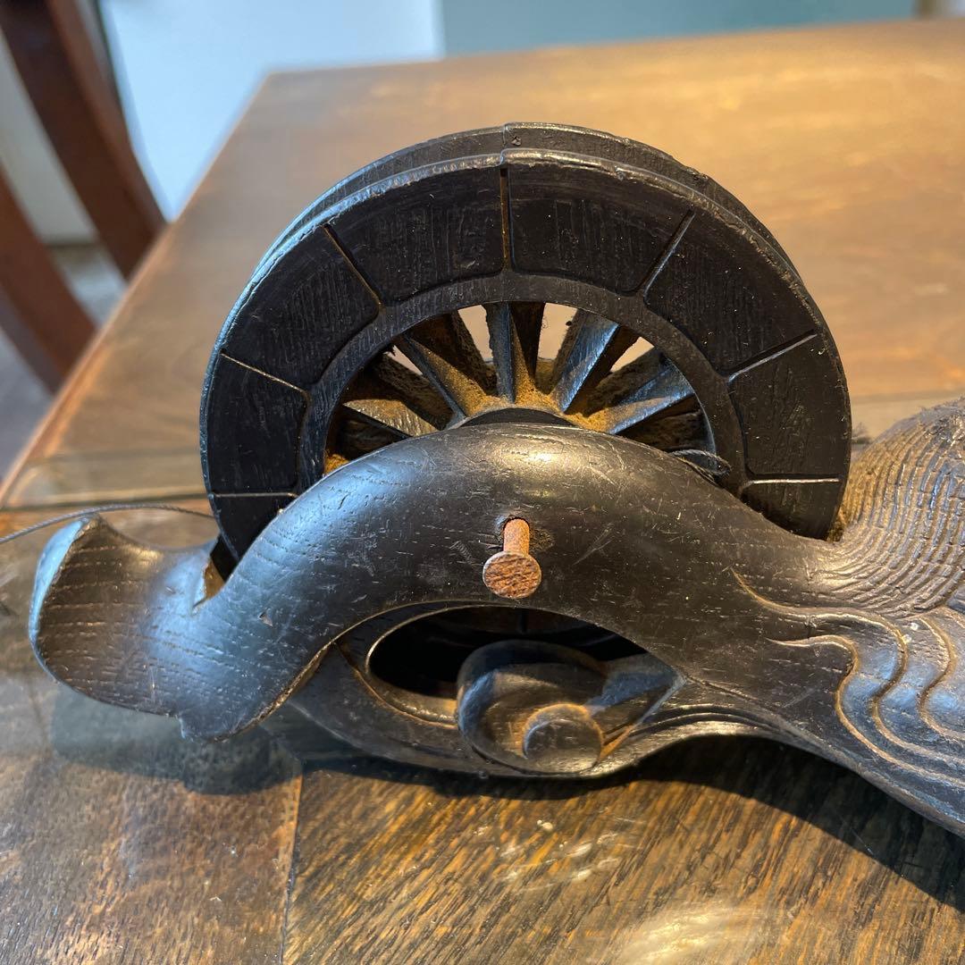 墨壺　昔の大工さんが柱や梁に標を付ける為の道具です　現在では花器等の器に利用