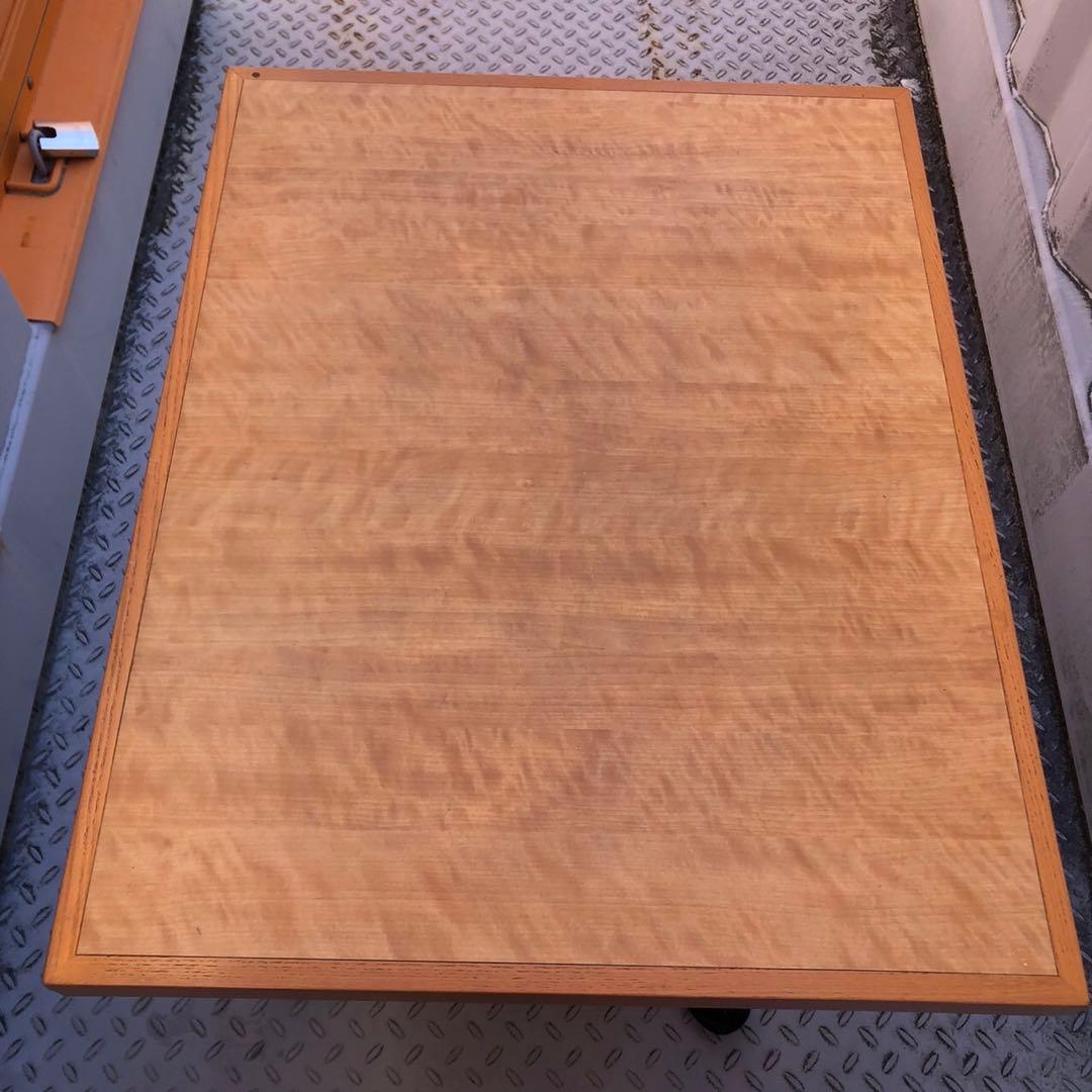 クラシックな木製テーブル　カフェテーブル