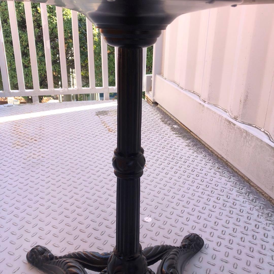 クラシックな木製テーブル　カフェテーブル