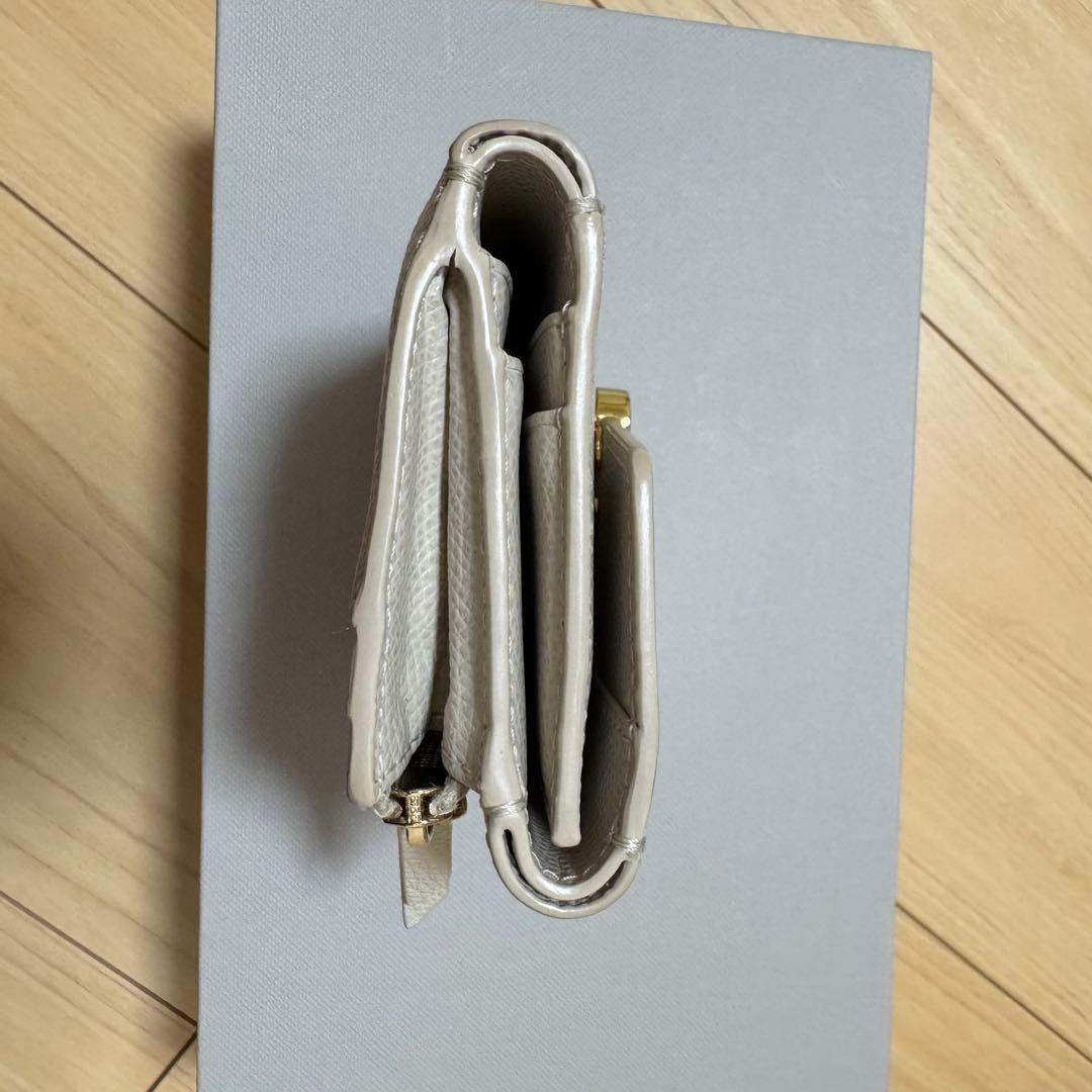 ホワイトレザー 三つ折り財布　カフネ　cafune