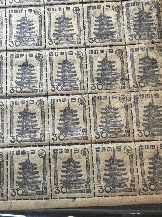 戦後昭和21年民間発行の平山切手法隆寺五重塔の50枚シート、やや傷みがあります。