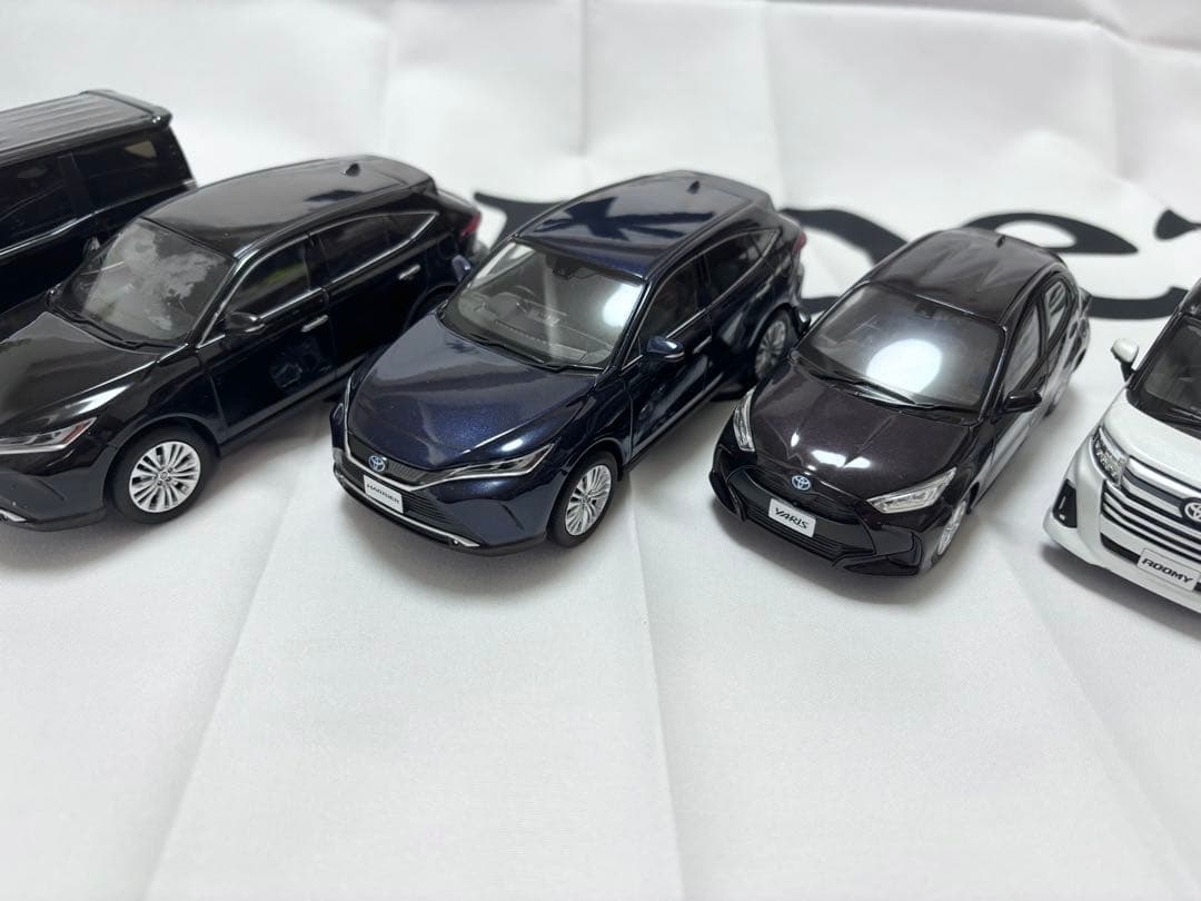 トヨタ カラーサンプル ミニカー 6台セット ヴォクシー ハリアー ヤリス