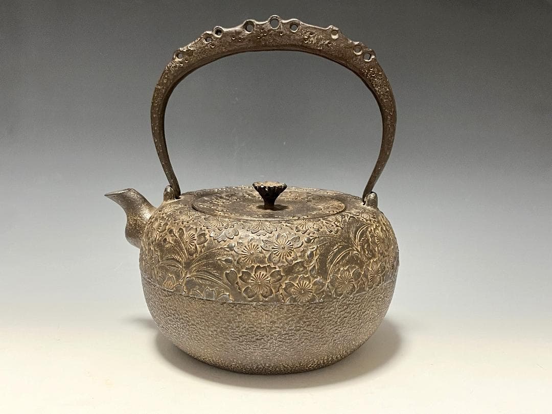 【未使用】南部鉄瓶 中村徳次郎 造 立徳 虫食平打提手 桜尽紋様 鉄瓶