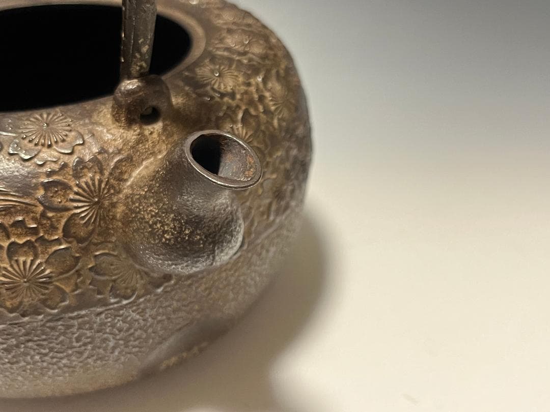 【未使用】南部鉄瓶 中村徳次郎 造 立徳 虫食平打提手 桜尽紋様 鉄瓶