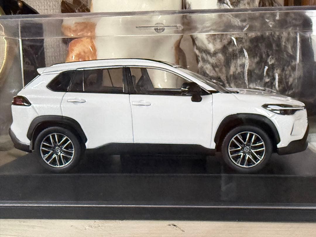 新型COROLLA CROSS ホワイトパールマイカ 1/30 カラーサンプル