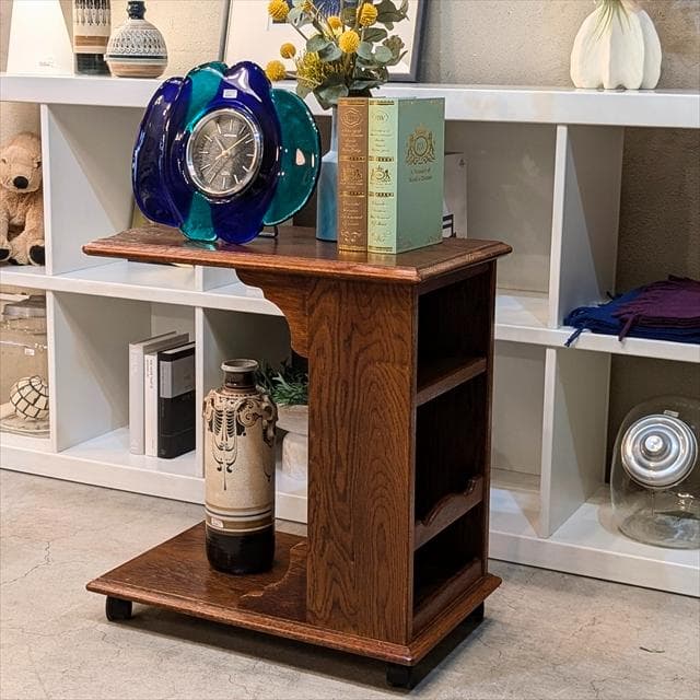 カントリーハウスのサイドテーブルワゴン