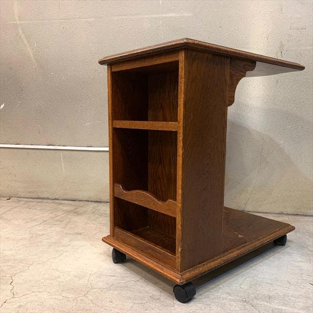 カントリーハウスのサイドテーブルワゴン