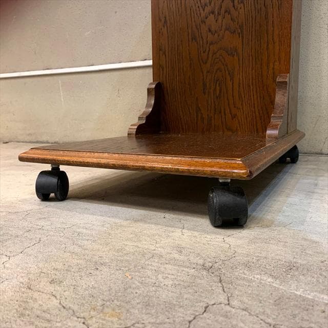 カントリーハウスのサイドテーブルワゴン