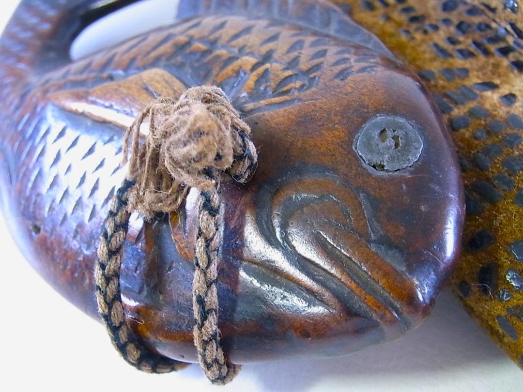 【 E719 】 コレクター放出品　明治時代～大正時代　アイヌ玉魚根付皮提げ袋