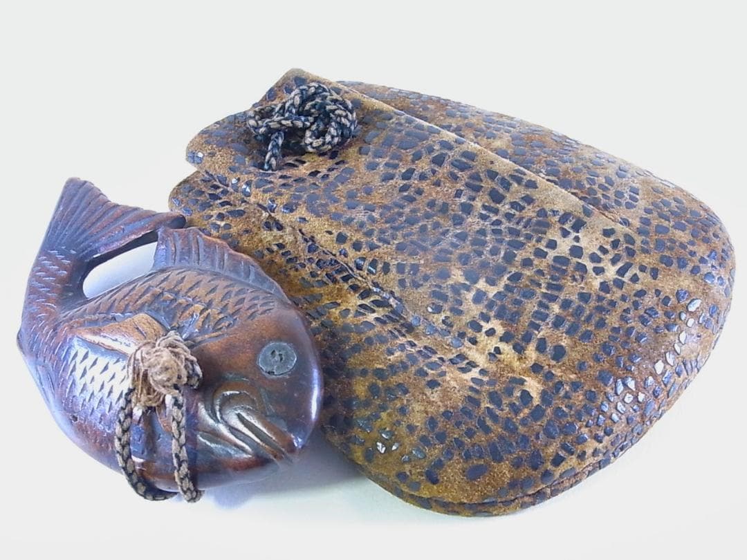 【 E719 】 コレクター放出品　明治時代～大正時代　アイヌ玉魚根付皮提げ袋