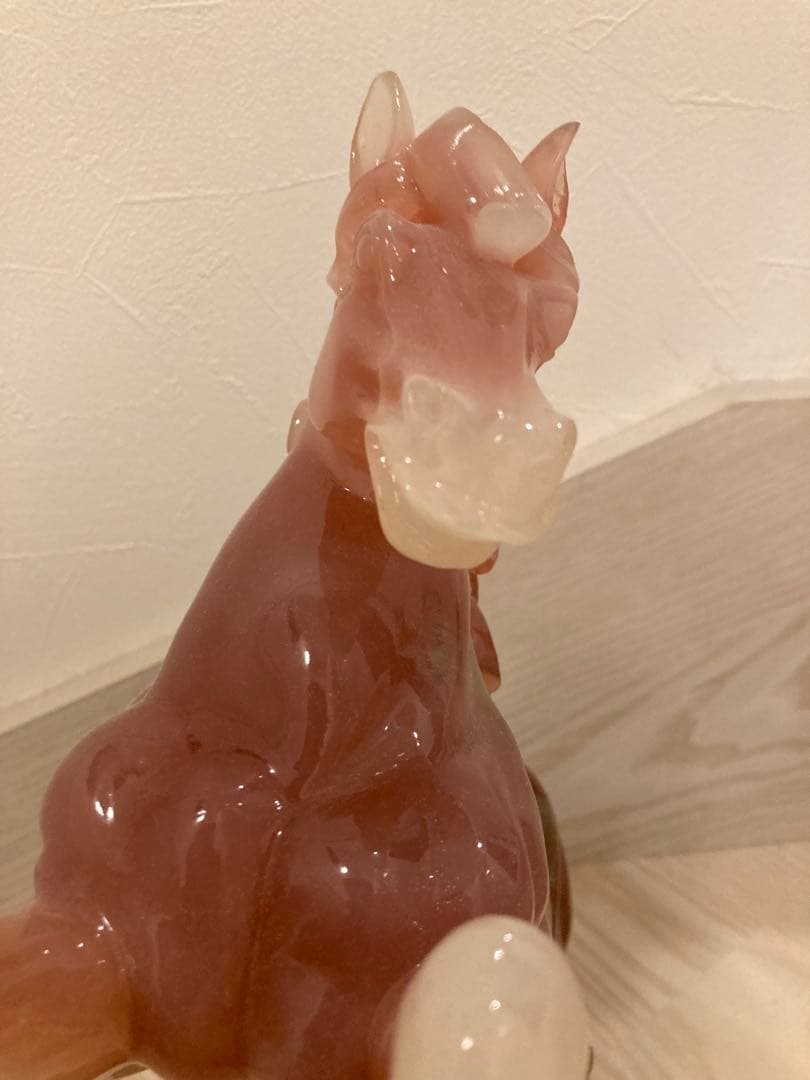 希少　馬の彫刻 赤と緑のグラデーション