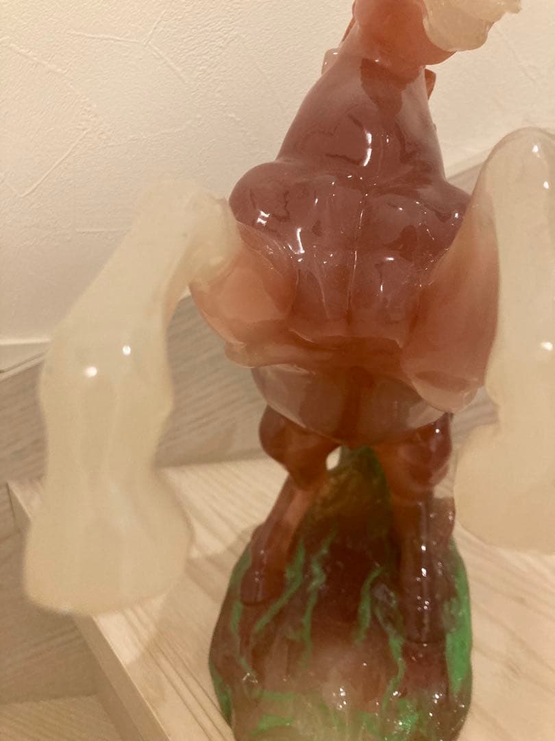 希少　馬の彫刻 赤と緑のグラデーション