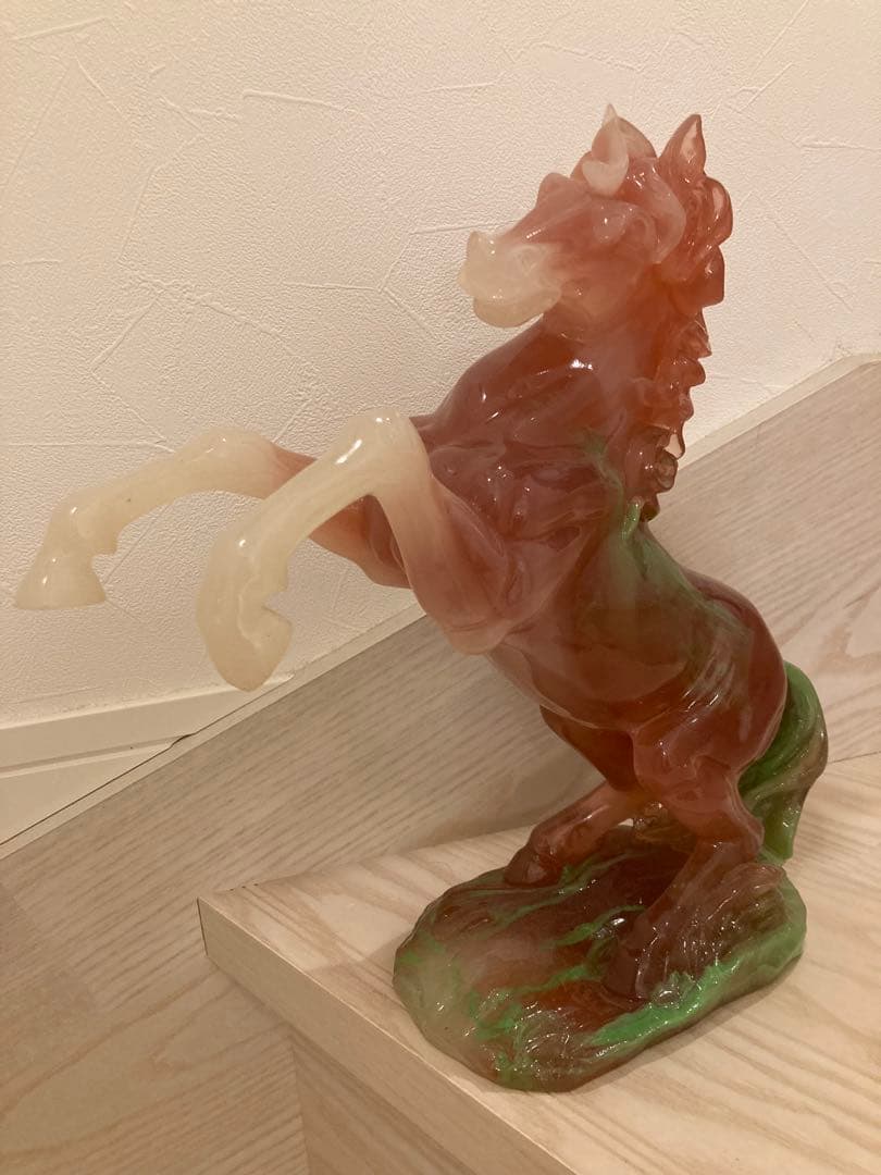 希少　馬の彫刻 赤と緑のグラデーション