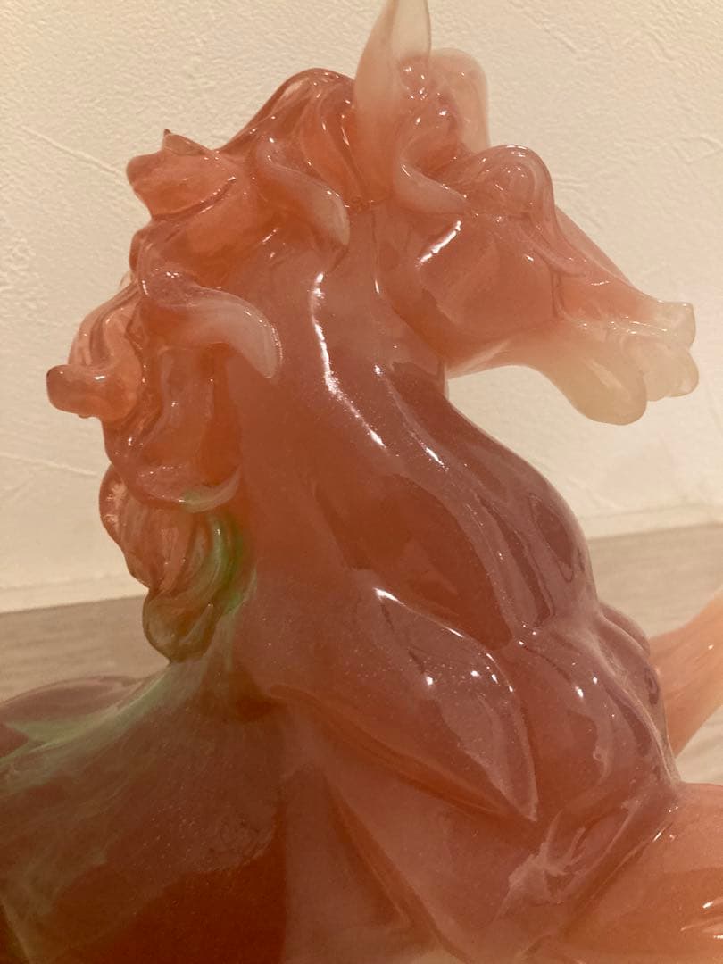 希少　馬の彫刻 赤と緑のグラデーション