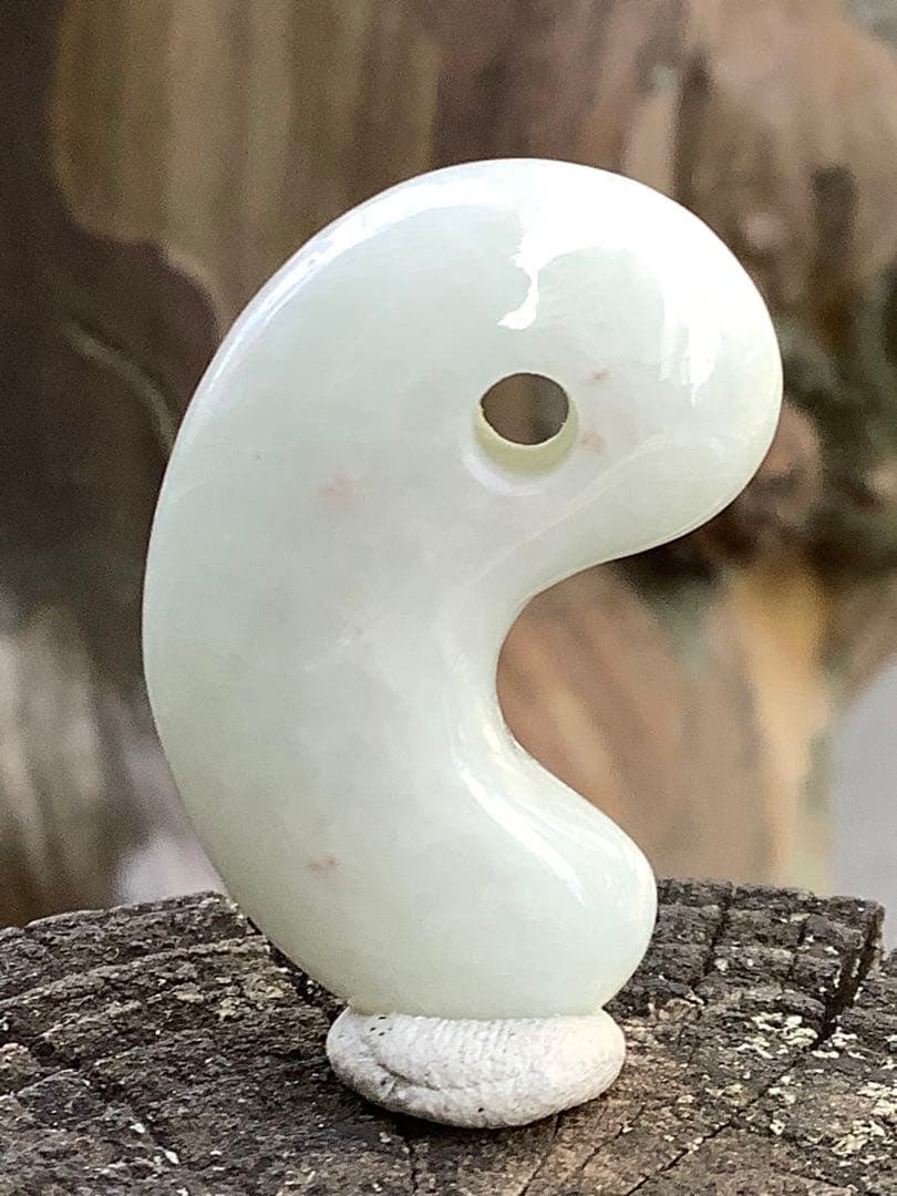 ✳お値段ご遠慮なく‼️高価糸魚川翡翠氷アイスジェイド勾玉　極上物　機械鑑定付本物‼️