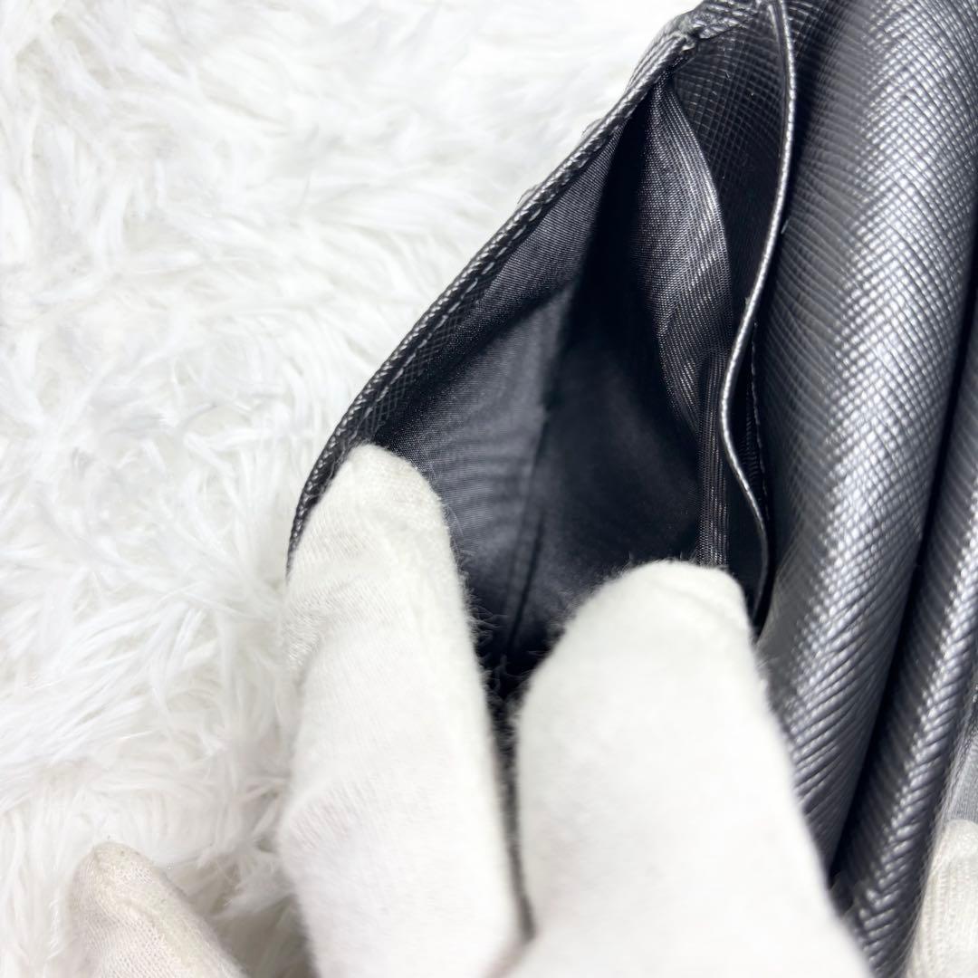 ✨美品✨ プラダ 二つ折り L字 サフィアーノ レザー ブラック 金具ロゴ 黒