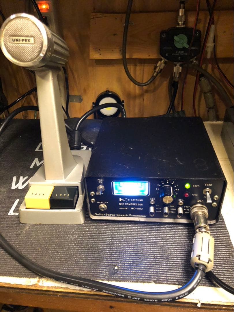 スタンドマイクとカツミコンプレッサーMC-902