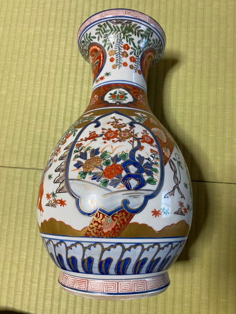 色鮮やかな装飾の陶器花瓶