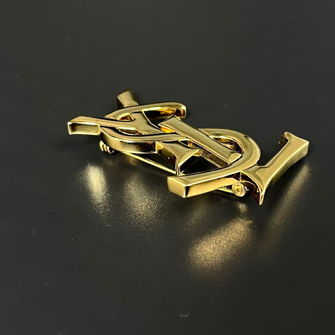 美品Yves Saint Laurent ゴールド カサンドラロゴブローチ