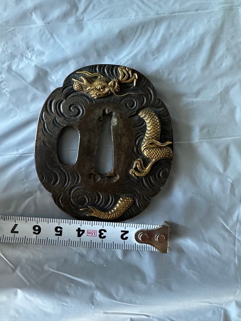 竜と波模様の鍔(つば)骨董品