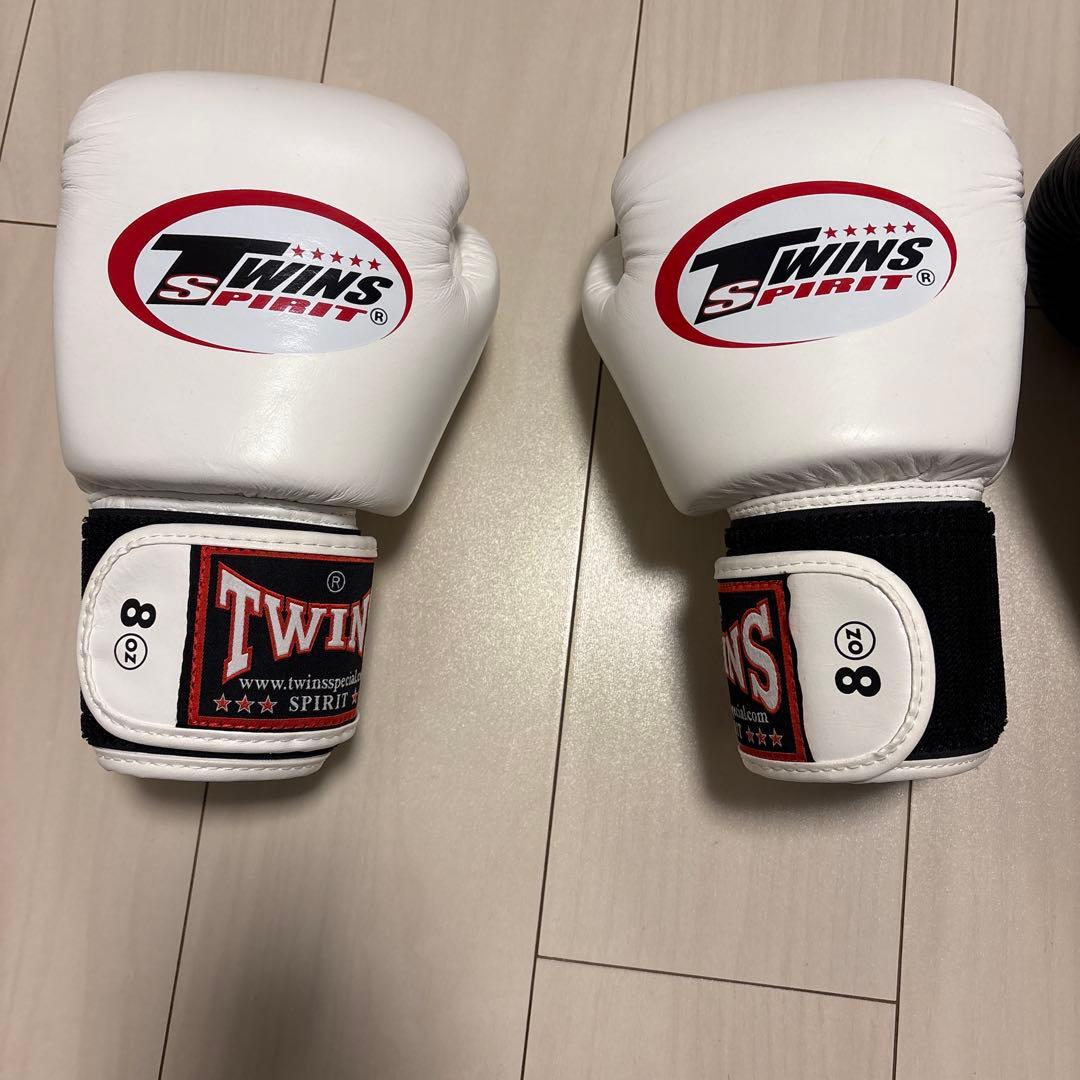 TWINS ボクシンググローブ 8oz ホワイト/16oz ブラック