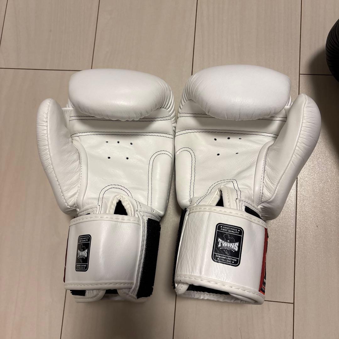 TWINS ボクシンググローブ 8oz ホワイト/16oz ブラック