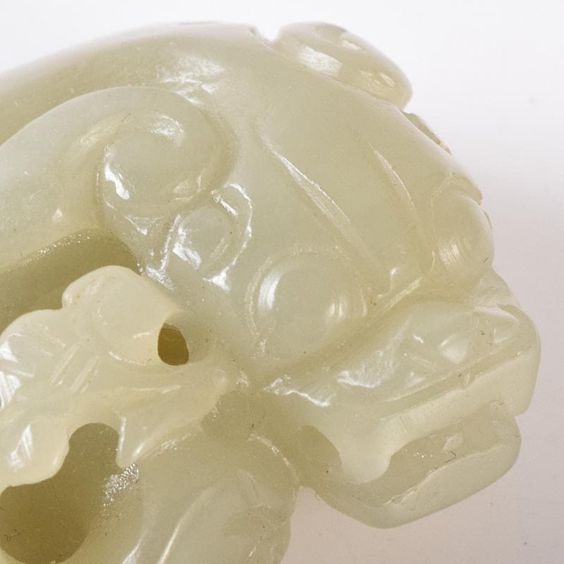 中国　玉石彫刻　神獣　根付　紙鎮　置物　C　8526E