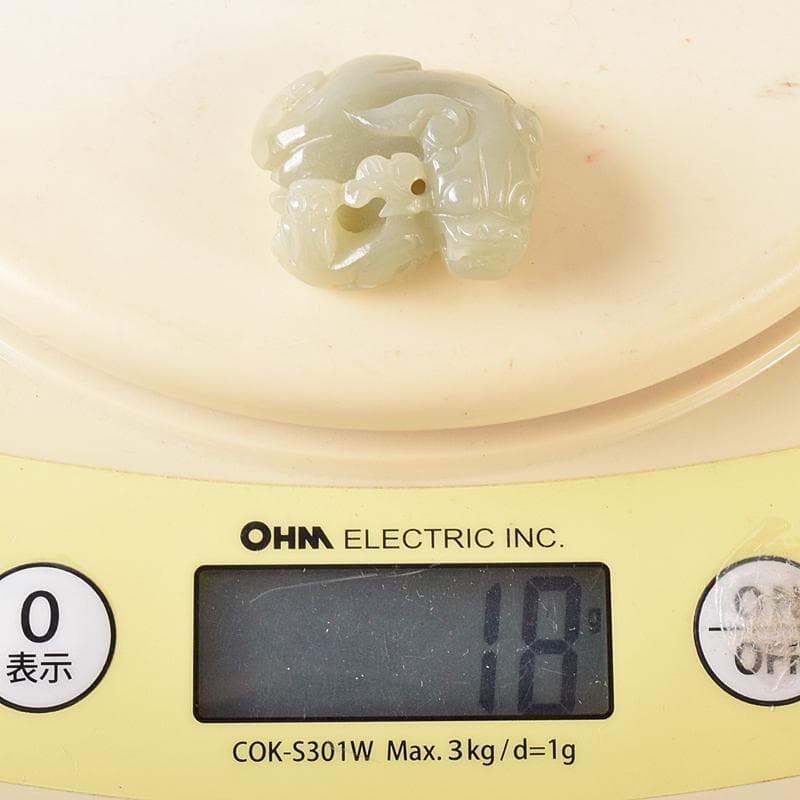 中国　玉石彫刻　神獣　根付　紙鎮　置物　C　8526E