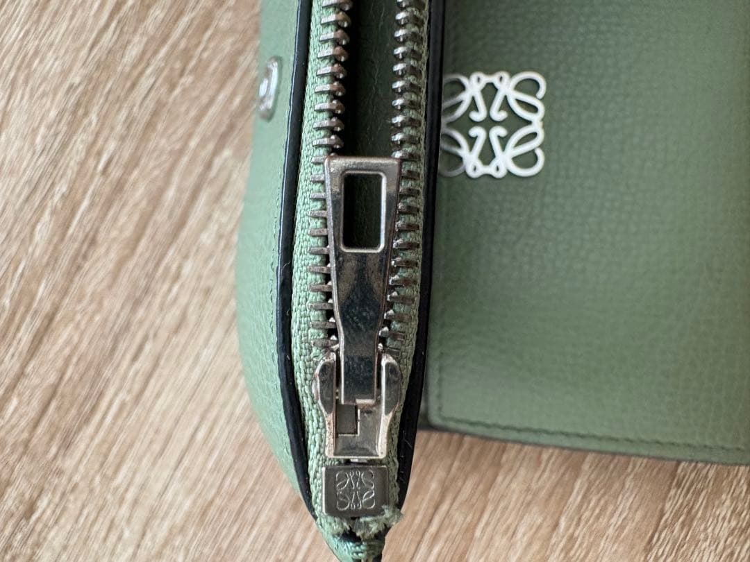 ロエベ　財布　アナグラムバーティカルウォレット　三つ折りローズマリー