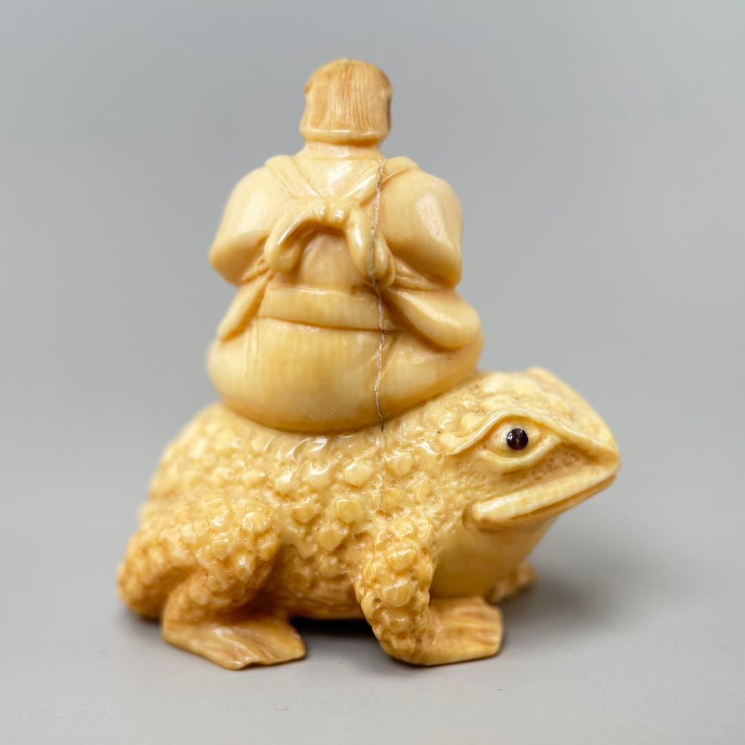 カエルに乗る人物像極上　根付　天然素材アンティーク骨董　飾り物古美術置物細密細工