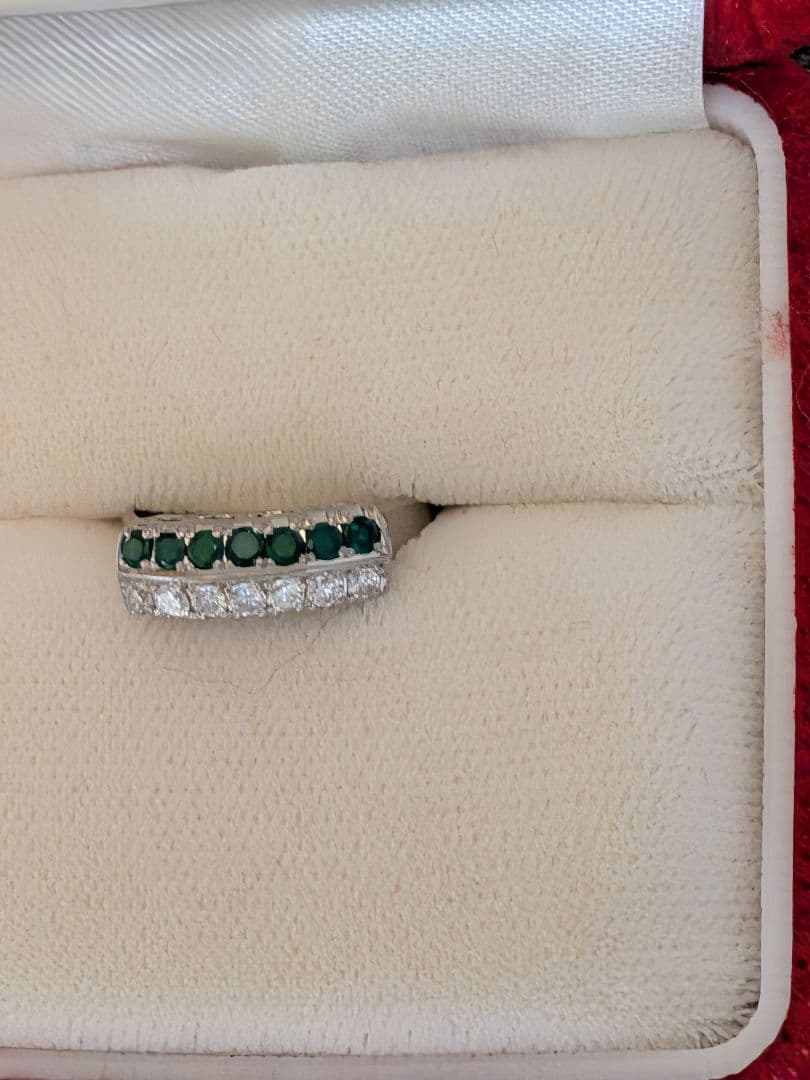 エメラルドダイヤリング