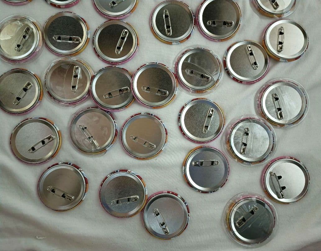 すとぷり　るぅと　缶バッチ　アリツア　等身　白衣装　旗持ち