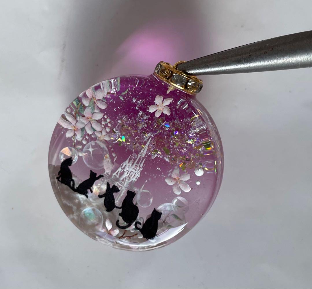 夕夏/レジン/雲の上のお城と子猫達　蓄光　オルゴナイトネックレス