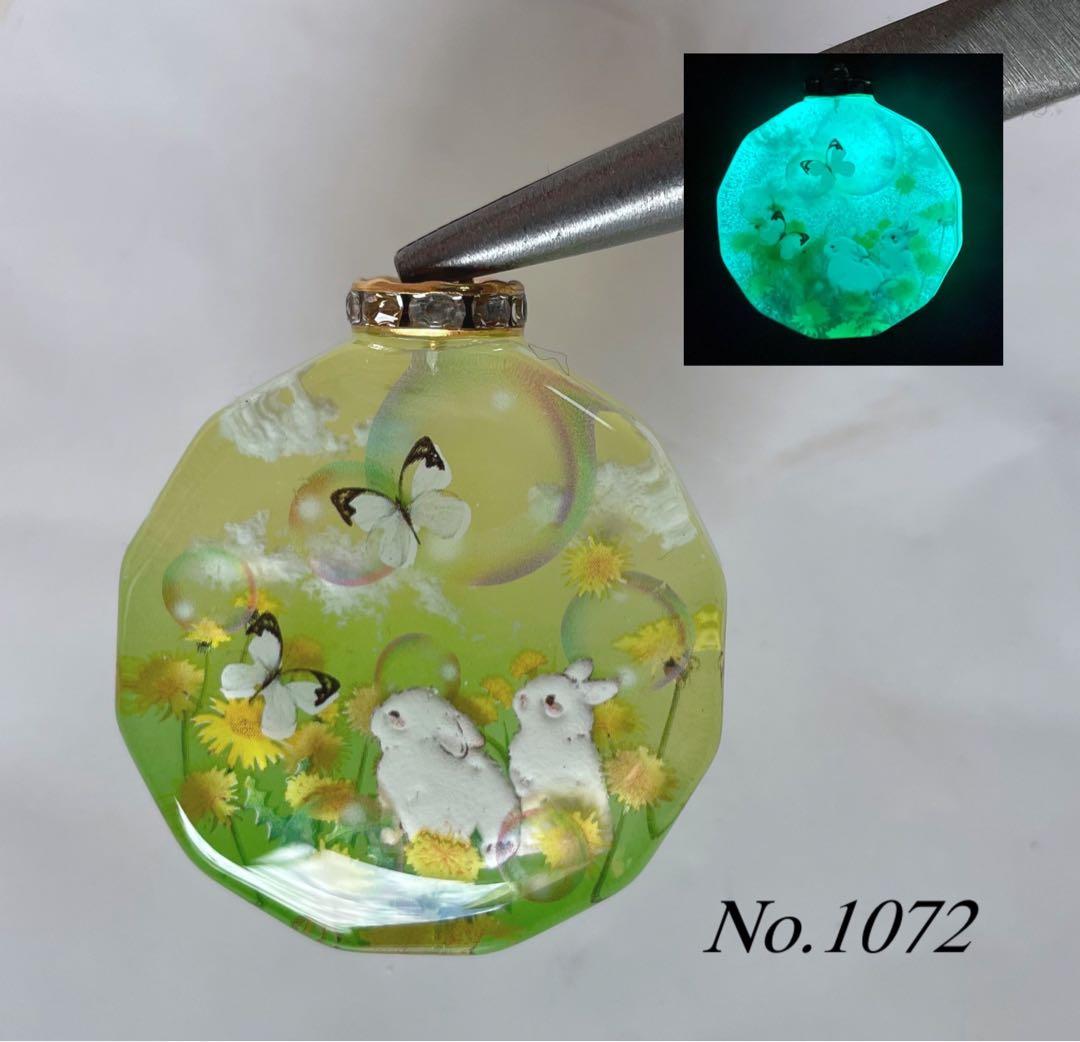 夕夏/レジン/雲の上のお城と子猫達　蓄光　オルゴナイトネックレス