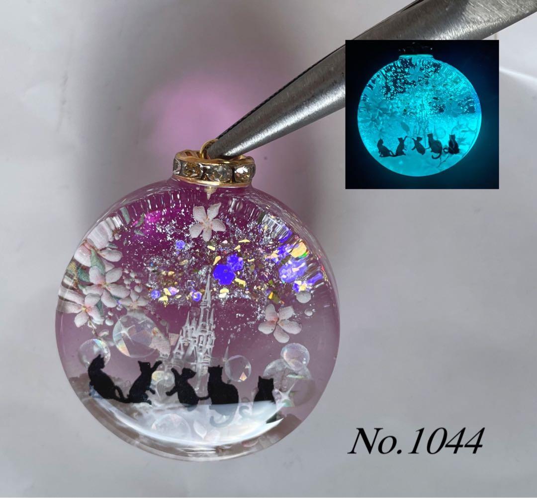 夕夏/レジン/雲の上のお城と子猫達　蓄光　オルゴナイトネックレス