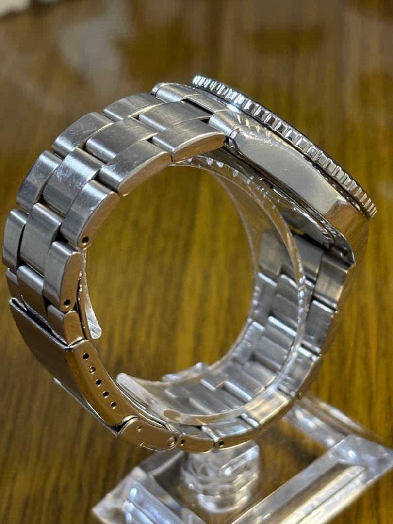 青い文字盤とクロノグラフ機能を備えたSEIKOの100M防水時計。